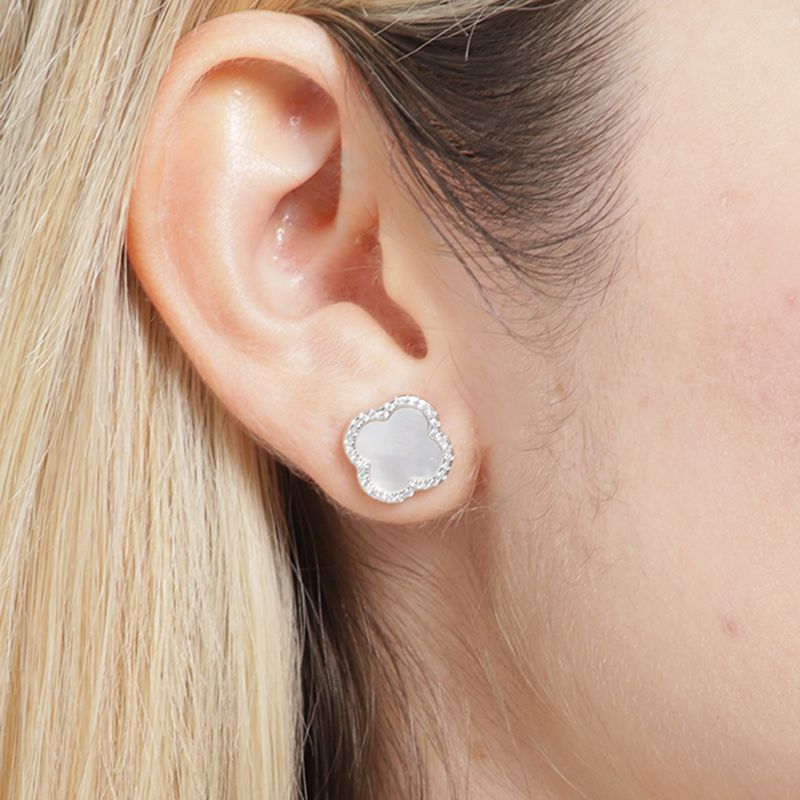 104890121---Aretes-de-plata-en-forma-de-trebol-para-mujer
