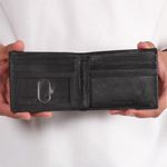 104887614-Billetera-bifold-Unexpected-negra-de-cuero-texturizada-para-hombre