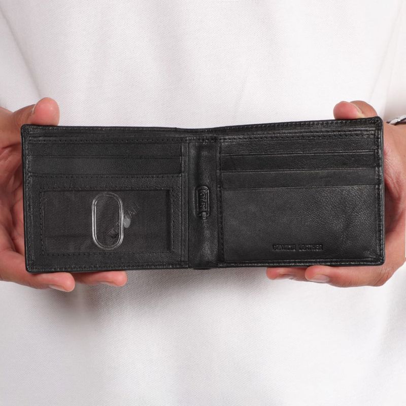 104887614-Billetera-bifold-Unexpected-negra-de-cuero-texturizada-para-hombre