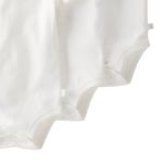 104893186-Set-de-3-mamelucos-blanco-solido-para-bebe-niño