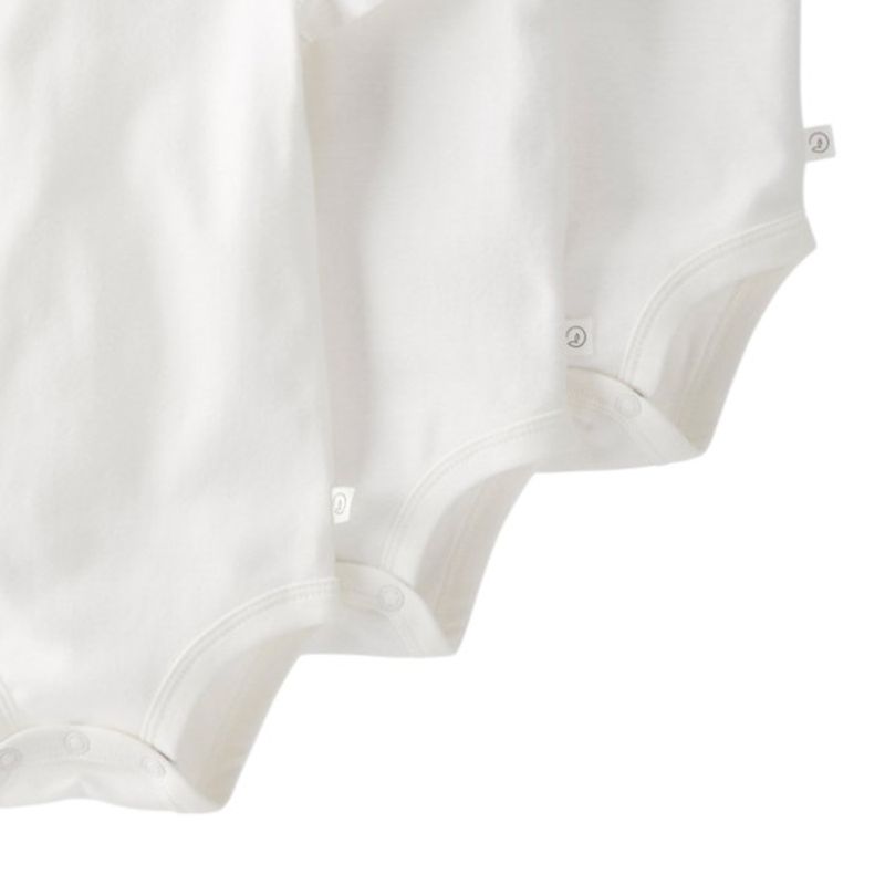 104893186-Set-de-3-mamelucos-blanco-solido-para-bebe-niño