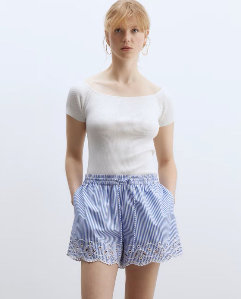 104873568-Blusa-Sfera-sweatshirt-blanca-manga-corta-para-mujer