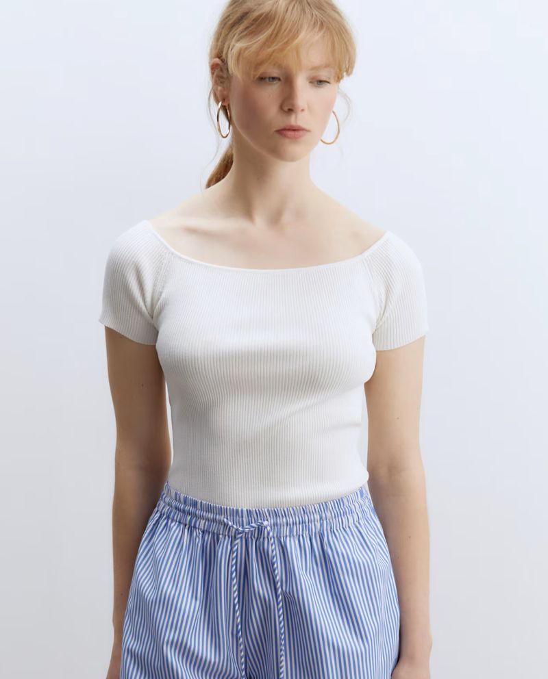 104873568-Blusa-Sfera-sweatshirt-blanca-manga-corta-para-mujer