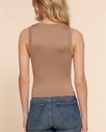 104911069-Camiseta-Active-Basic-beige-tank-top-sin-mangas-para-mujer