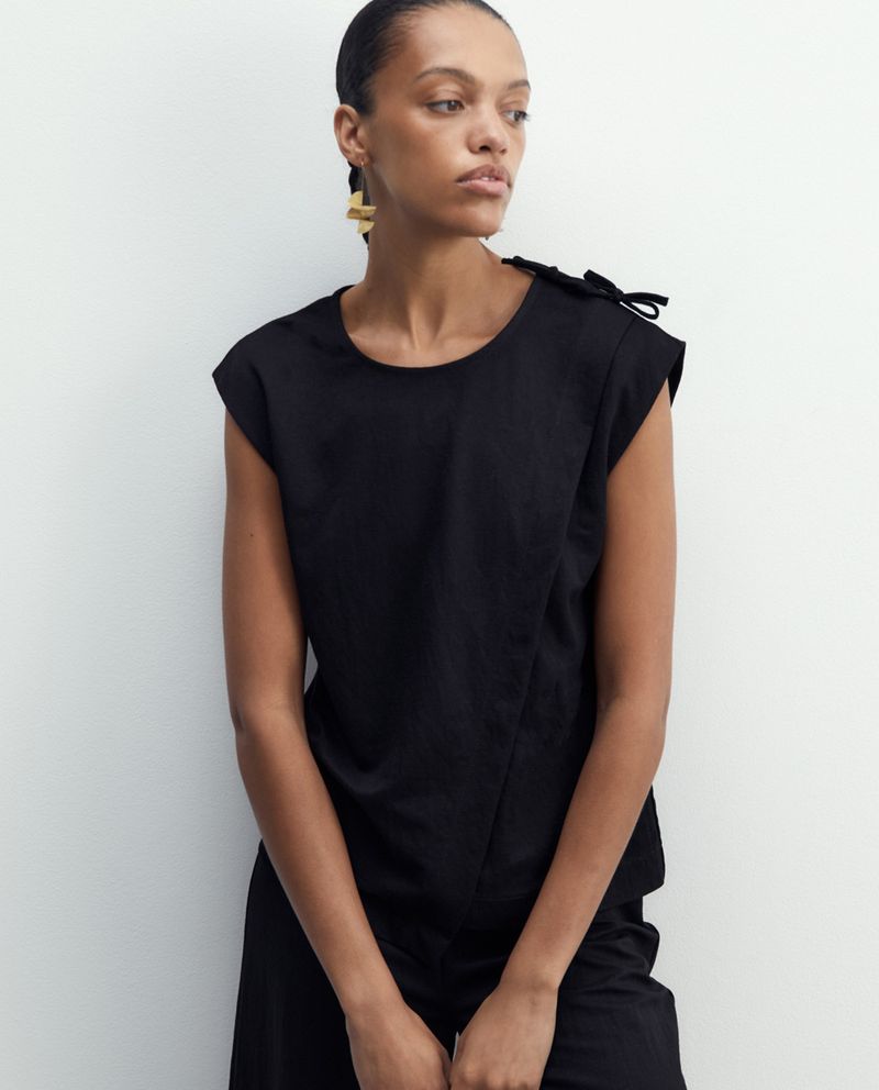 104873692-Blusa-Sfera-casual-negra-manga-corta-para-mujer