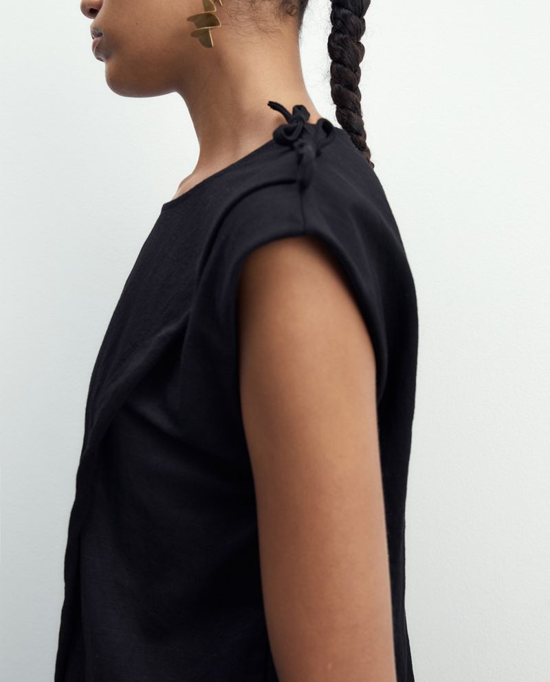 104873692-Blusa-Sfera-casual-negra-manga-corta-para-mujer