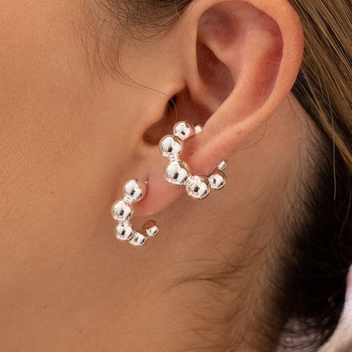 Set earcuff y aretes plateados para mujer