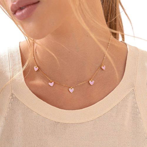 Cadena con dije de corazón dorada para mujer