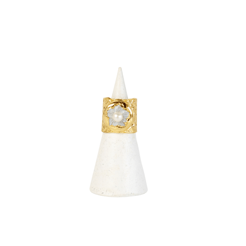 Anillo de flor con concha nacar