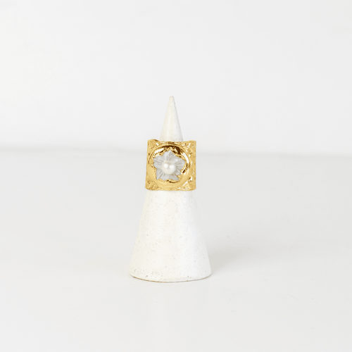 Anillo de flor con concha nacar