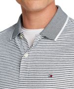 104842093-Camisa-polo-regular-fit-Tommy-Hilfiger-gris-rayada-para-hombre
