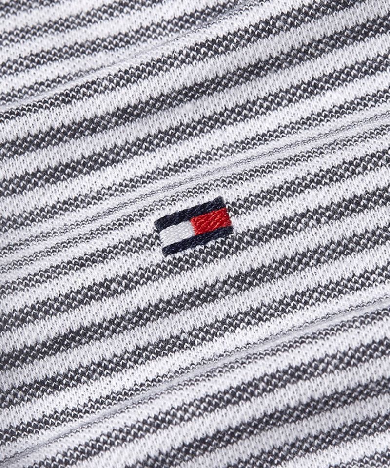 104842093-Camisa-polo-regular-fit-Tommy-Hilfiger-gris-rayada-para-hombre