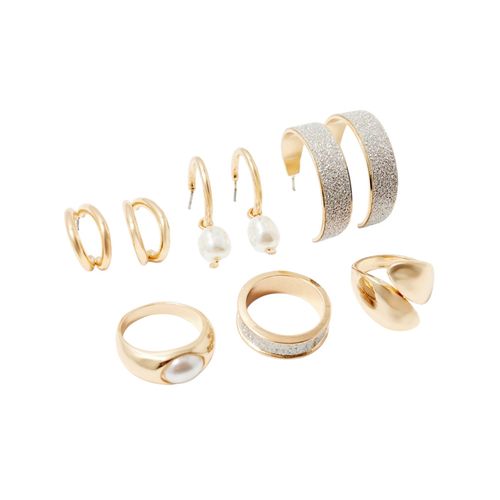 Set de aretes y anillos dorados para dama