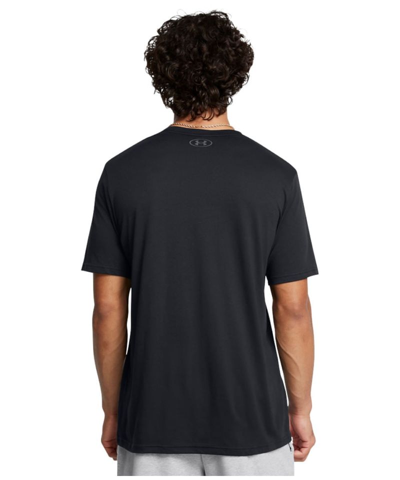 104890595-Camiseta-deportiva-Under-Armour-negra-estampada-para-hombre
