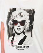 104916351-Camiseta-Only-Carmakoma-estampada-manga-corta-para-mujer