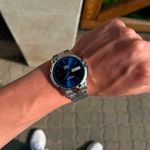 104896483---Reloj-Q-Q-analogo-metalico-plateado-para-hombre
