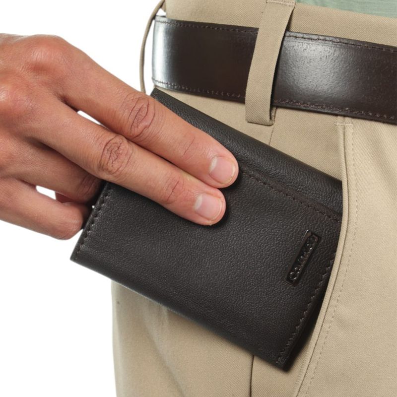 104779150-Billetera-trifold-Calvin-Klein-cafe-chocolate-para-hombre