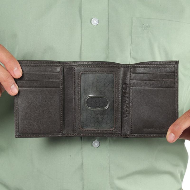 104779150-Billetera-trifold-Calvin-Klein-cafe-chocolate-para-hombre