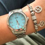 104896490---Reloj-Q-Q-analogo-metalico-plateado-para-mujer