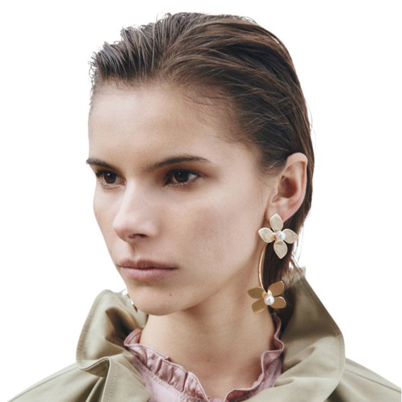 104917788-Aretes-de-flores-con-perlas-color-dorado-para-mujer