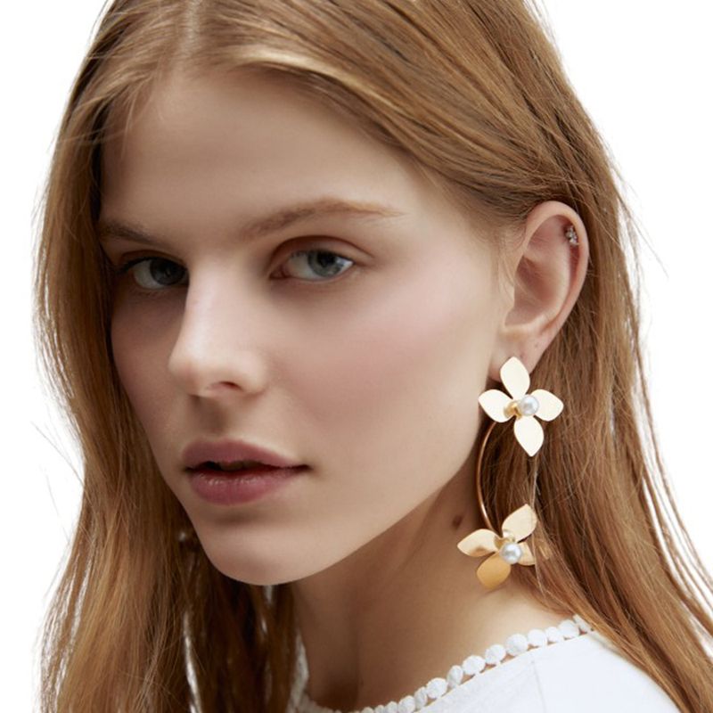 104917788-Aretes-de-flores-con-perlas-color-dorado-para-mujer