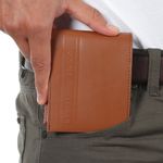104779137-Billetera-Tommy-Hilfiger-bifold-con-passcase-cafe-con-textura-para-hombre