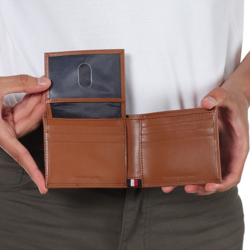104779137-Billetera-Tommy-Hilfiger-bifold-con-passcase-cafe-con-textura-para-hombre