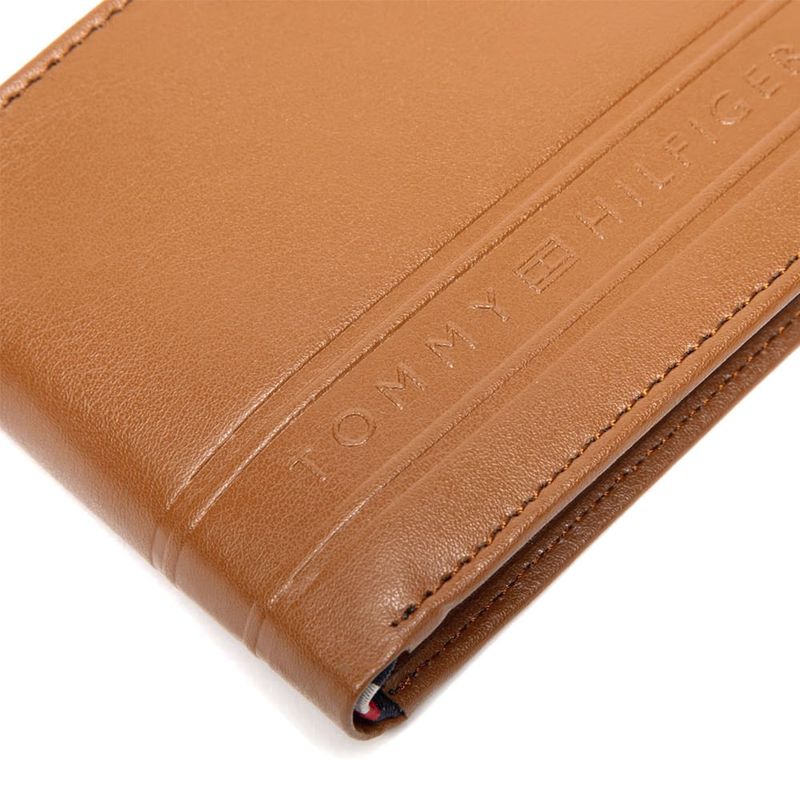 104779137-Billetera-Tommy-Hilfiger-bifold-con-passcase-cafe-con-textura-para-hombre