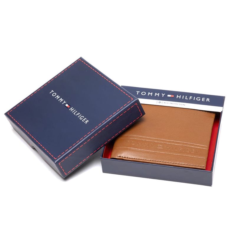 104779137-Billetera-Tommy-Hilfiger-bifold-con-passcase-cafe-con-textura-para-hombre