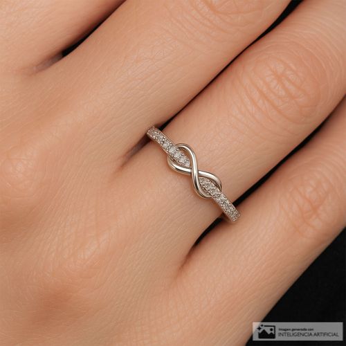 Anillo de infinito de plata con zirconias para mujer