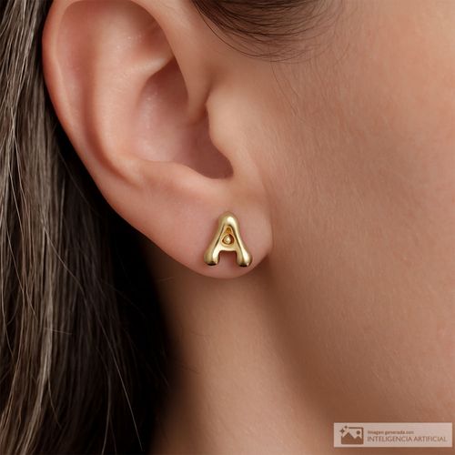 Aretes cortos de letra de brass con baño de oro para mujer