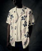 104940002-Camisa-casual-Sfera-blanca-con-estampado-floral-para-hombre