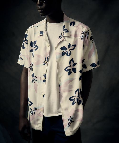 Camisa casual Sfera blanca con estampado floral para hombre