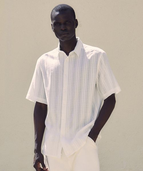 Camisa casual Sfera blanca con rayas texturizadas para hombre