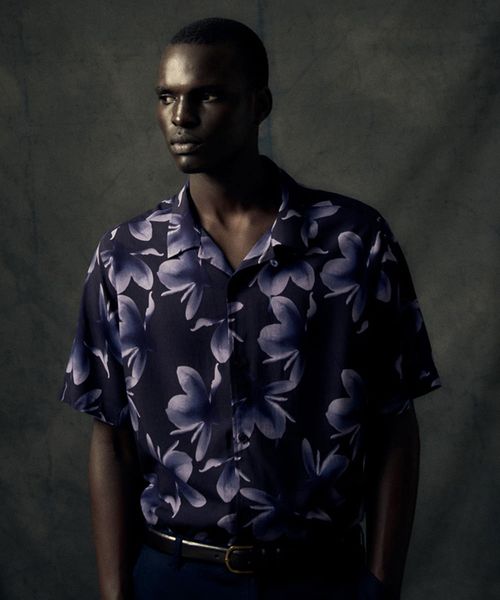 Camisa casual Sfera negra con estampado floral para hombre