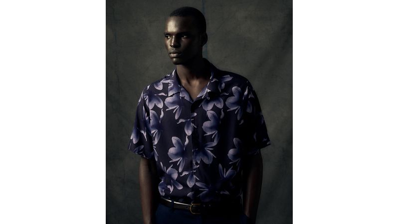 Camisa casual Sfera negra con estampado floral para hombre