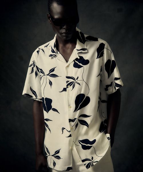 Camisa casual Sfera blanca con estampado floral para hombre