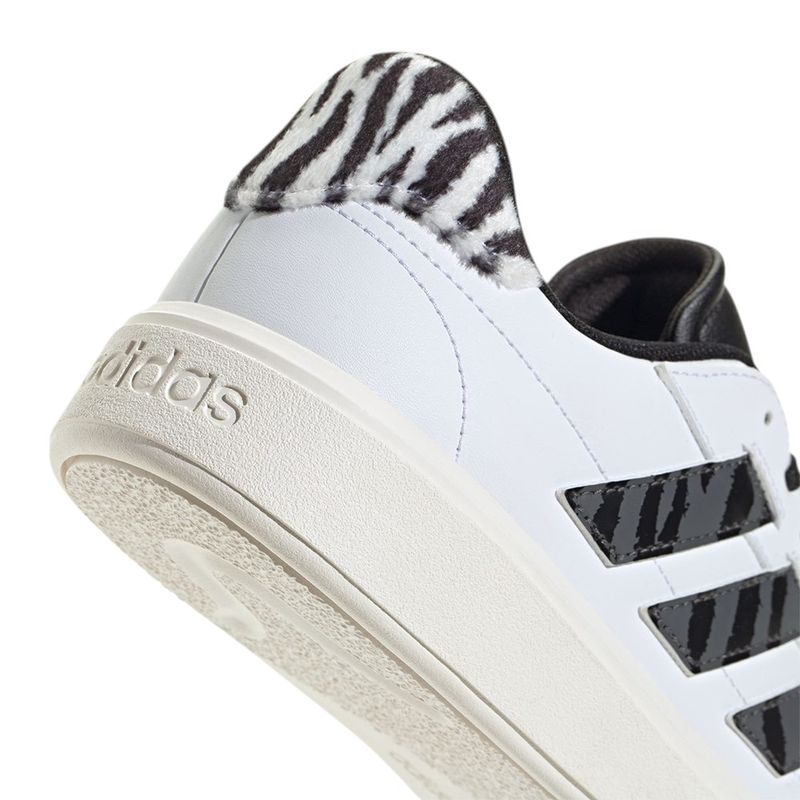 104947157-Zapato-Adidas-Courtblock-casual-color-blanco-para-mujer