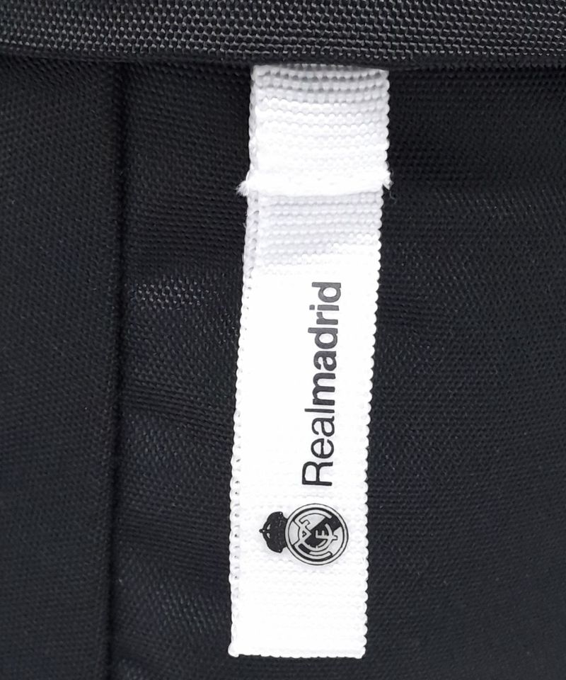 104899368-Mochila-deportiva-Real-Madrid-negra