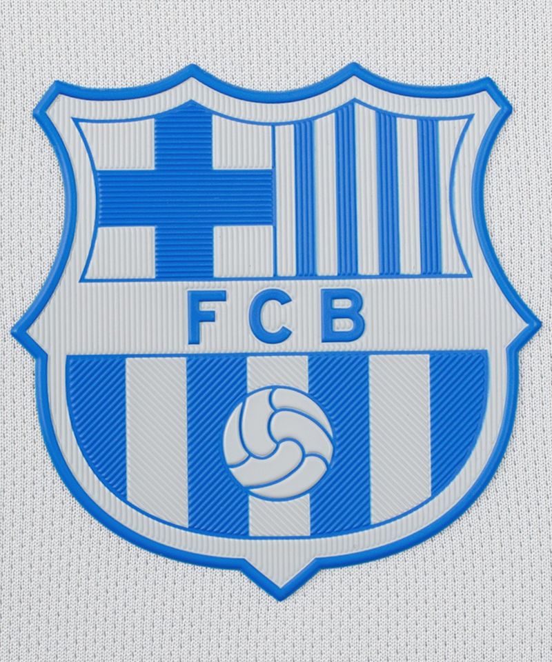 104894933-Camiseta-deportiva-FC-Barcelona-estampada-gris-clara-para-hombre