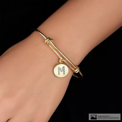 Brazalete con dije de letra de brass con baño de oro para mujer