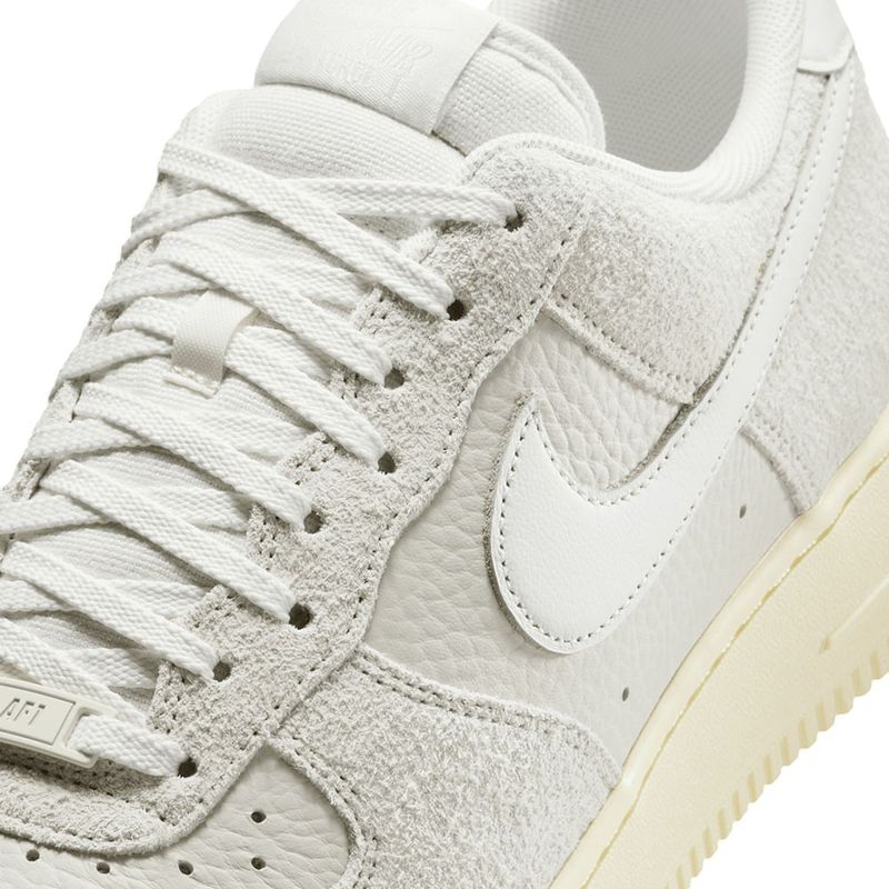 104861799-Calzado-casual-Nike-Air-Force-1-07-Lx--blanco-para-hombre
