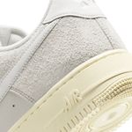 104861799-Calzado-casual-Nike-Air-Force-1-07-Lx--blanco-para-hombre