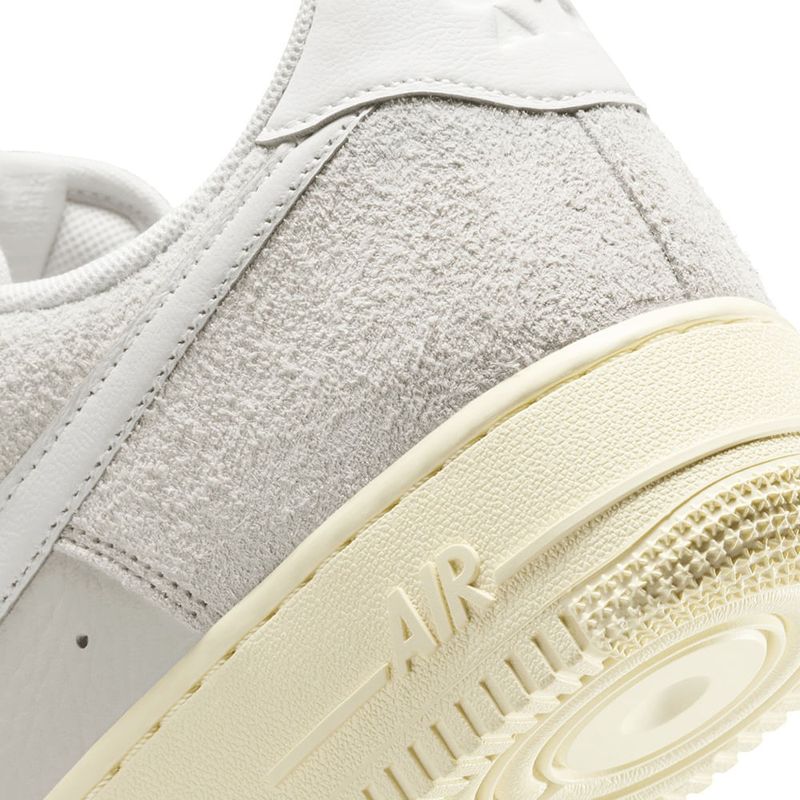 104861799-Calzado-casual-Nike-Air-Force-1-07-Lx--blanco-para-hombre