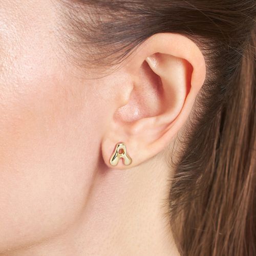 Aretes cortos de letra de brass con baño de oro para mujer