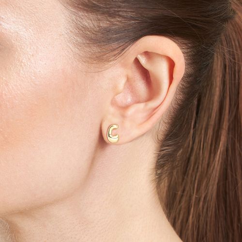 Aretes cortos de letra de brass con baño de oro para mujer