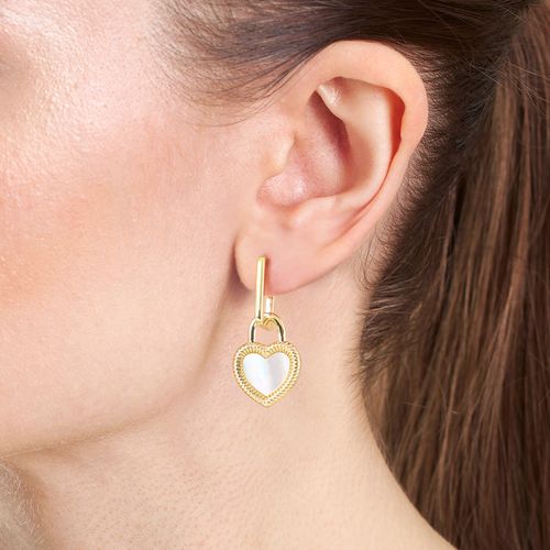 Aretes de corazón de brass con baño de oro para mujer