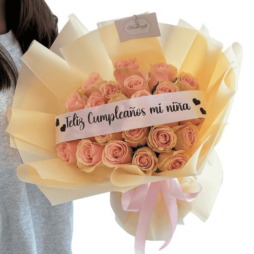 Ramo de rosas y listón
