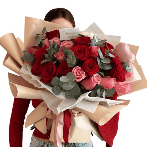 Ramo de rosas y eucalipto