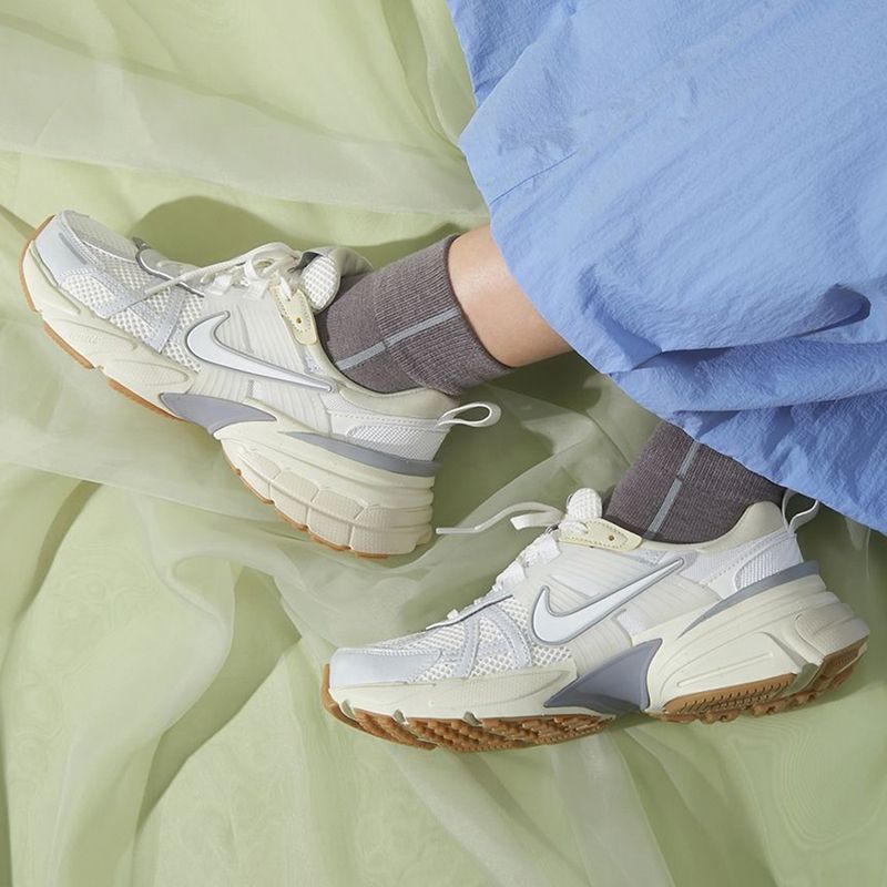 Zapato Nike V2K Run casual beige para mujer